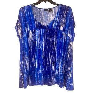 NWOT! Willi Smith blue and white pattern, v-neck short sleeve swing top